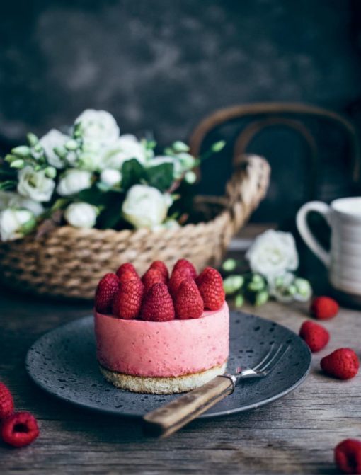 Berry mood. Cakes and pastries for summer days